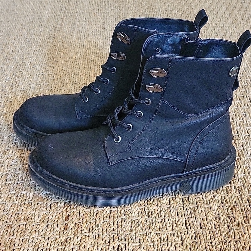DREAM PAIRS black boots with zipper on the side.  Size 6.